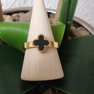 Elegant Gold and Black Clover Ring